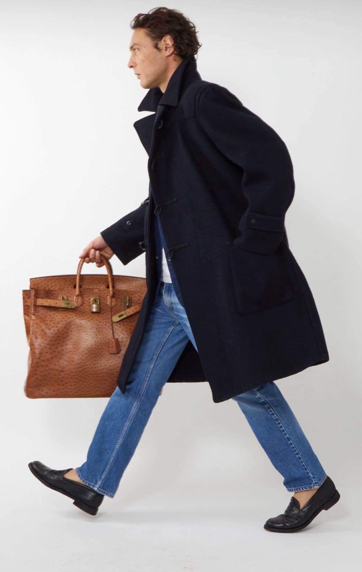 Marinblå dufflecoat över sliten denim